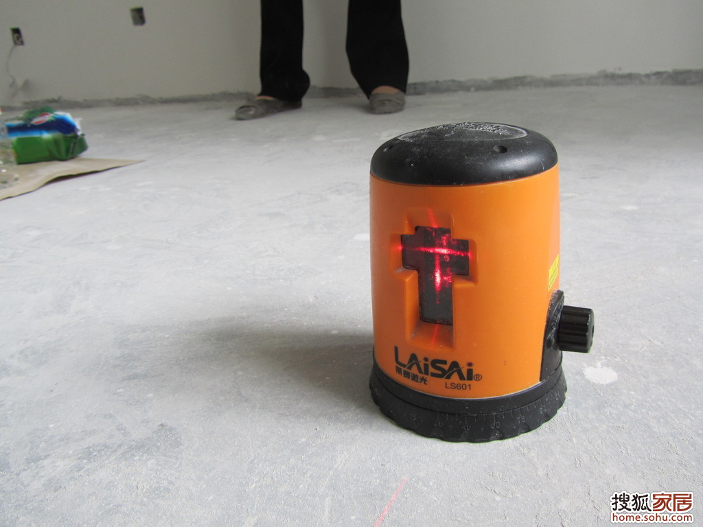 不是一个概念了,这个东西我已经是第三次看到他了,好像叫激光水平仪