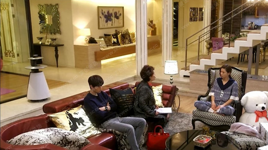 红色沙发是千颂伊客厅的一大亮点,太妃式卧榻可以让劳碌一天的大明星