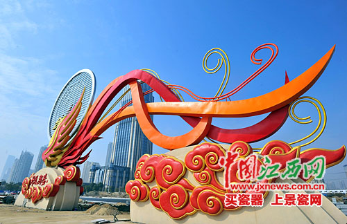一只火红的凤凰乘着镶金的祥云静静地栖息在赣江西岸,这个造型便是