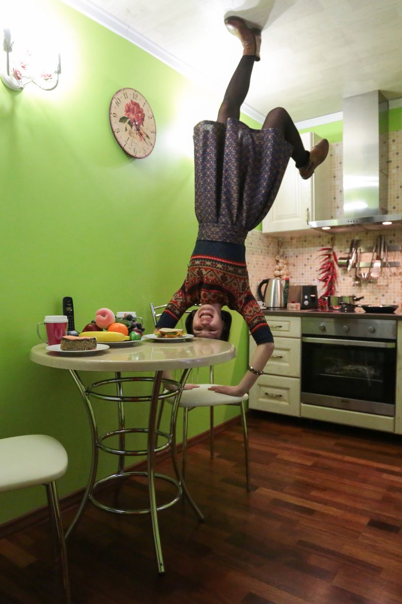 博物馆展出重力颠倒房屋 所有物品倒置让人眼花缭乱