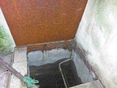 蓄水池周围零乱地堆着杂物