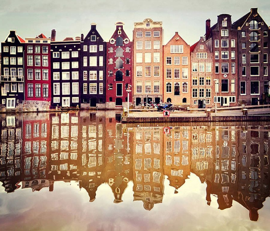 "翻转"的城市:建筑物水中倒影 交相辉映