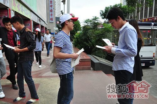 "工作人员热心地讲解道,表现出了极大地耐心,真是好样的青春小伙伴!