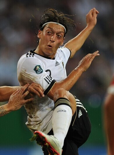 世界杯阴谋论 乌龙球为友谊时装周吸粉拼长相