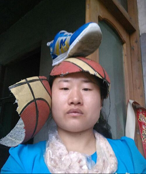 泰安"仙女"设计师王守英头顶篮球致敬世界杯