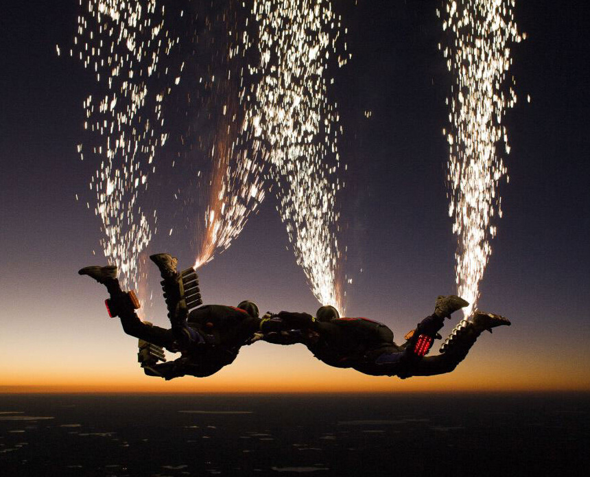 美跳伞者高空点燃烟花 绚烂火光划过夜空(图)