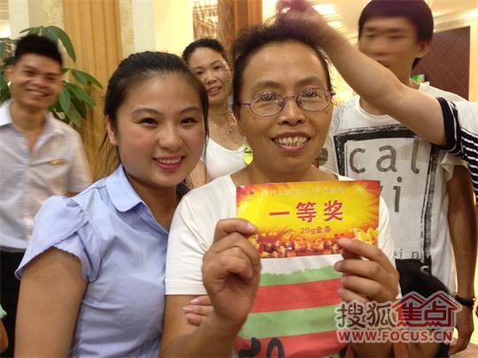 脸上洋溢着满足的笑容,11点整砸金蛋活动开始,主持人宣布规则后,大家