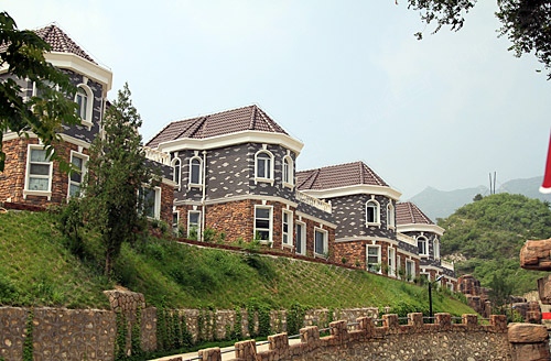 占地94亩的凤凰山庄,由51套临湖欧式别墅,96套星级酒店式公寓及一个