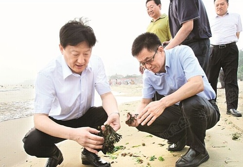 7月28日,在北戴河浪淘沙浴场,商黎光,马宇骏,邢留逮等市领导检查