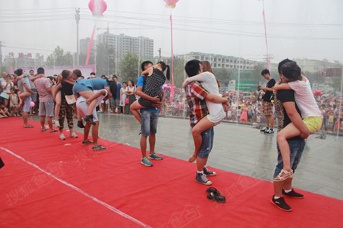 浪漫七夕未央广场首届接吻大赛激情上演