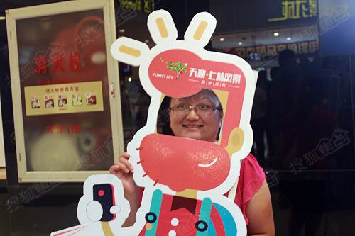 和人形立牌合影