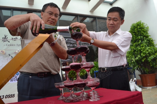 倒满香槟塔 营销中心正式开放