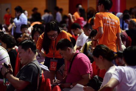 (工作人员细心解答客户的疑问)