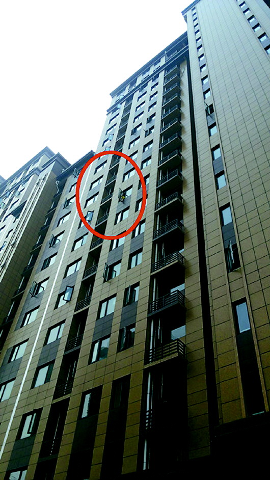 女子跨出10楼家的窗外