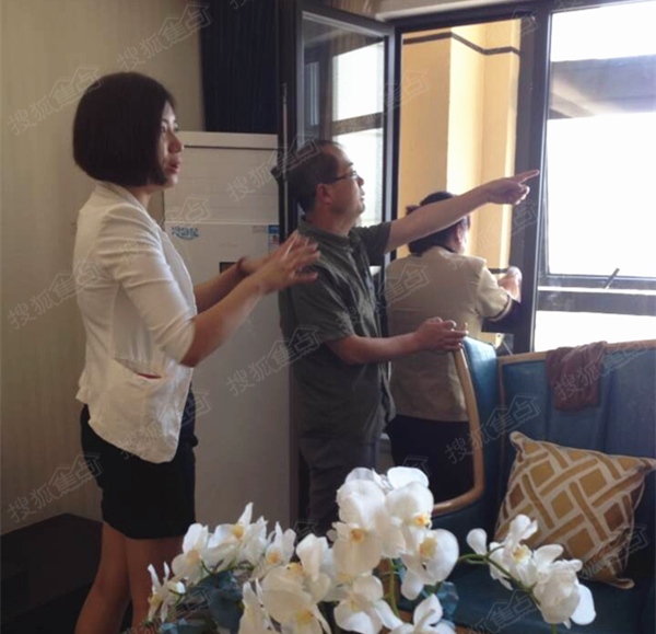 中海河山郡置业顾问向网友讲解样板间