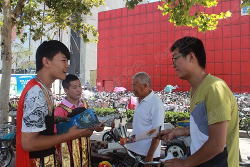 派单人员在跟客户详细讲解项目