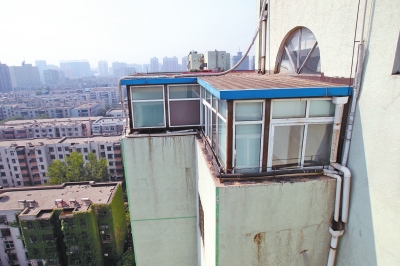 2013年8月20日,有人反映一名住户在楼顶加盖了一层
