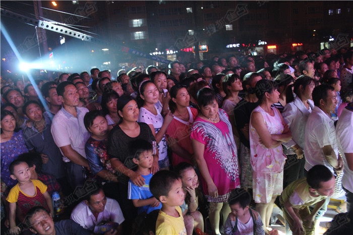 互动环节激扬澎湃的歌曲现场几百观众爆棚场面x晚会现场精美动人的