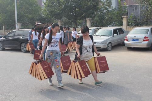 荣联集团献礼恩师 为教职工送温暖活动圆满落幕