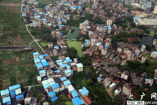 从空中航拍的南宁市城中村,几乎都加高了楼房屋顶,等待开发赔偿