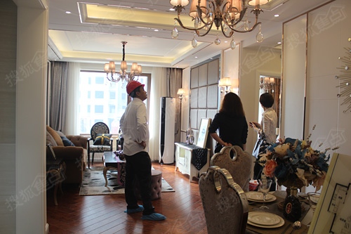 业主参观样板间