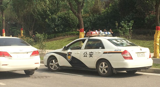 西安百余名业主维权遭警方阻拦现场协警挥拳相向