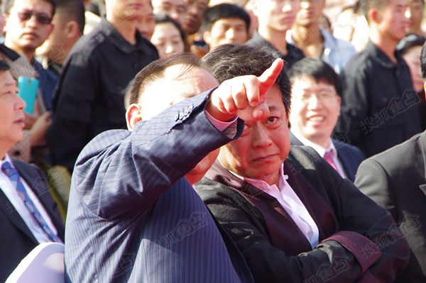 俞培俤与朱军亲切交谈