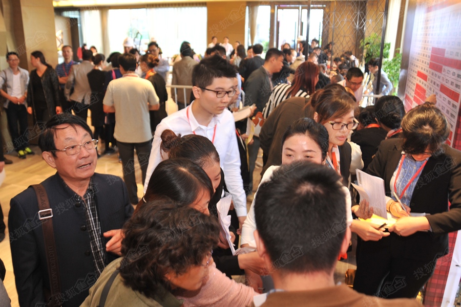 现场多人争抢一套心仪房源,人气火爆.