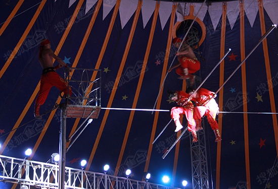 走钢丝表演节目给人们带来了精彩的高空走钢丝表演.