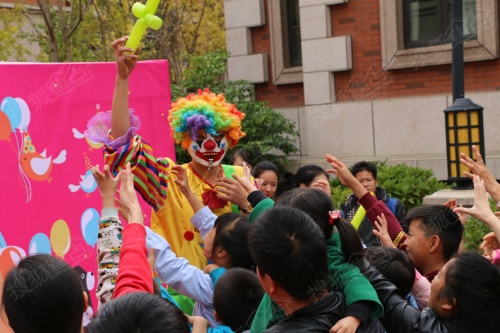 小丑向孩子们发放气球