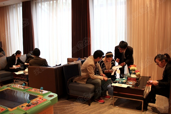 曦之湖售楼处看房者依然是主力军