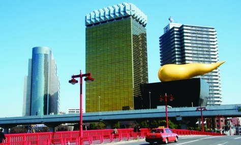 朝日啤酒公司总部大楼于1989年建成,琥珀色的建筑像一罐起沫啤酒
