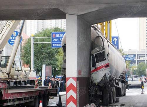 秦皇島大型水泥罐車迎頭撞上鐵路橋墩致全城擁堵