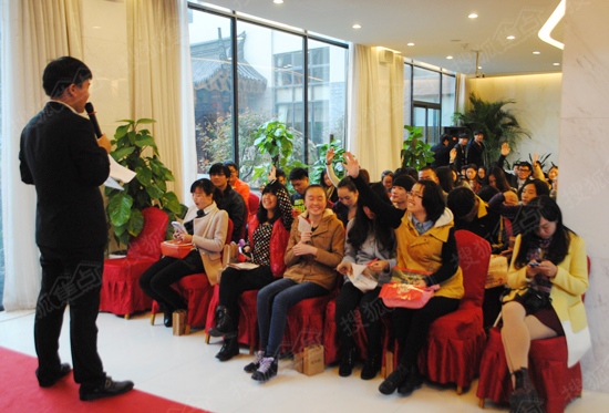 互动问答环节到场男女们积极参与