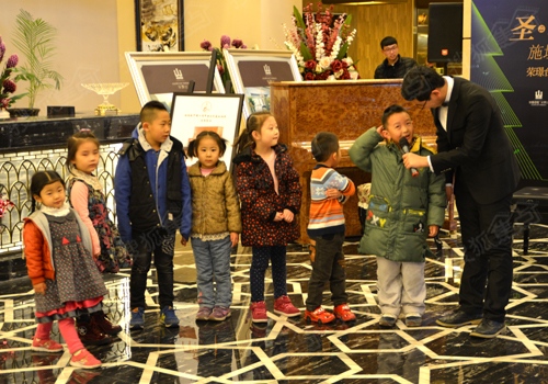 主持人与现场小朋友们做互动游戏