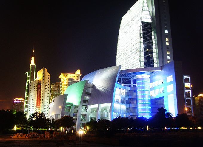 灯饰夸张的深圳广电大厦夜色.(拍摄地点.