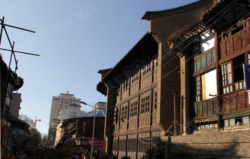 现代建筑包围中的昆明老街