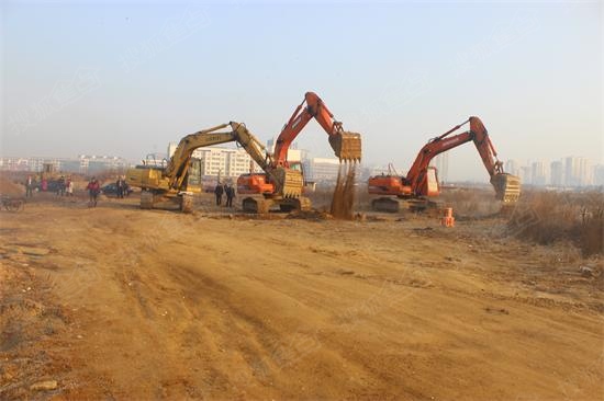 上午八点,距离开工仪式还有一段距离,天宁集团董事长徐健,徐董事长