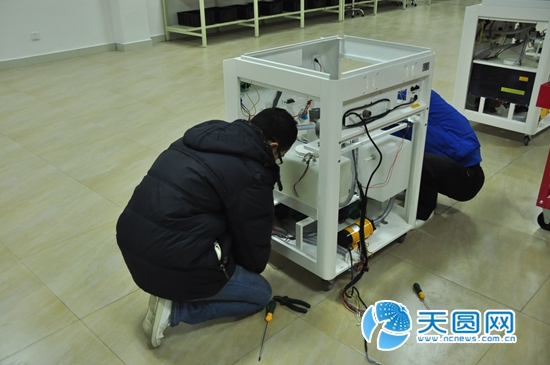 技术人员在组装医疗仪器