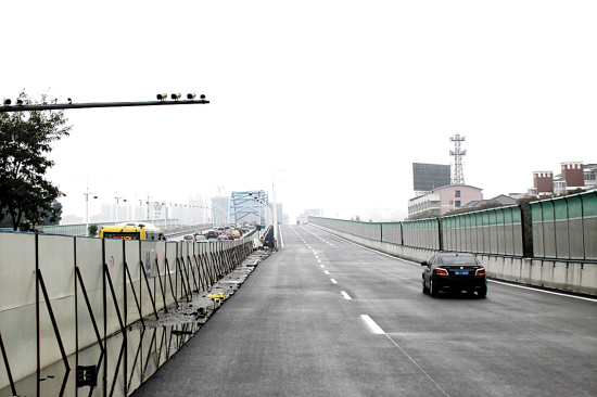 新桥通车前的佛陈大桥,当时旧桥上的车流十分密集