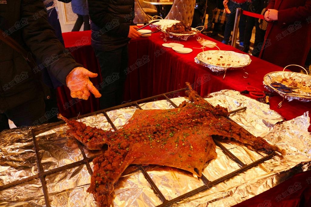 中源国际城此次特聘来专业烤全羊厨师现场为大家带来这一美味御宴主角
