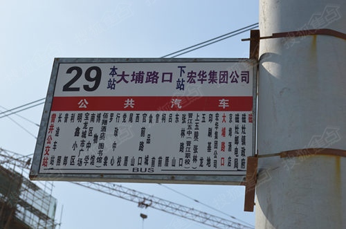 途经公交站牌,此外还有8路