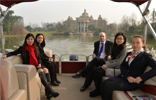 随后,陈斌总裁,刘海燕副总裁邀请王保罗先生和陈宇女士参观了亚特兰