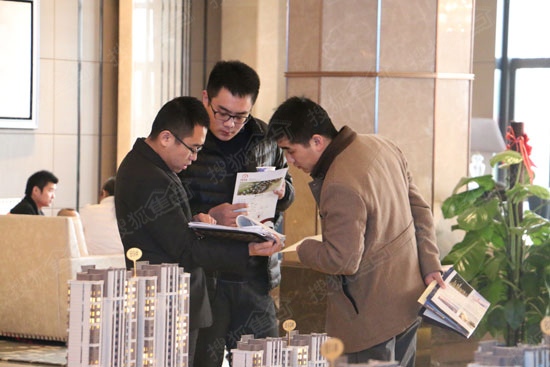 置业顾问为网友讲解户型