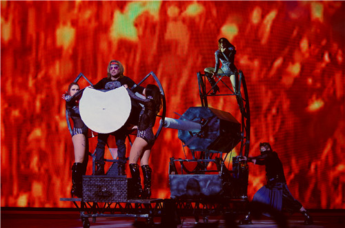 高级魔幻大师为观众上演死亡电钻这一惊险,刺激,震撼的大型舞台魔术