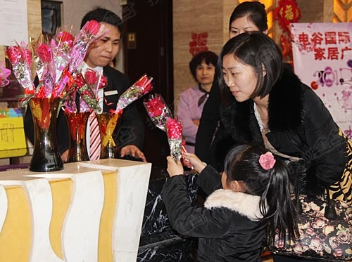工作人员发放玫瑰花
