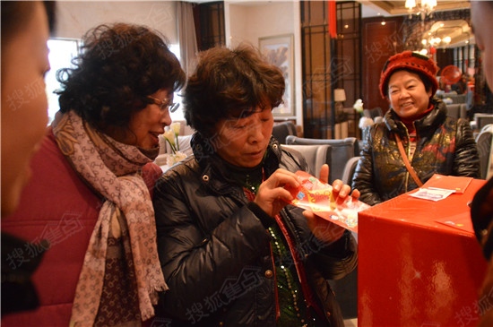 猜灯谜,现场不仅准备了百份现金红包,还有精美大奖,到场客户欢乐猜