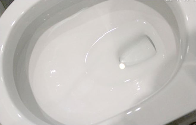 大家要利用反光的原来观察马桶的釉面,不光滑的釉面在灯光下很容易现