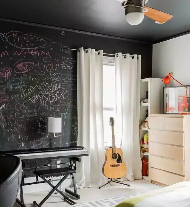 将沙发背景墙,装成可以任意涂鸦的黑板墙,超酷,有木有!