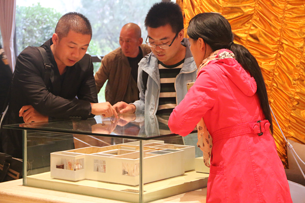 紫林湾售楼处内到访客户研究户型